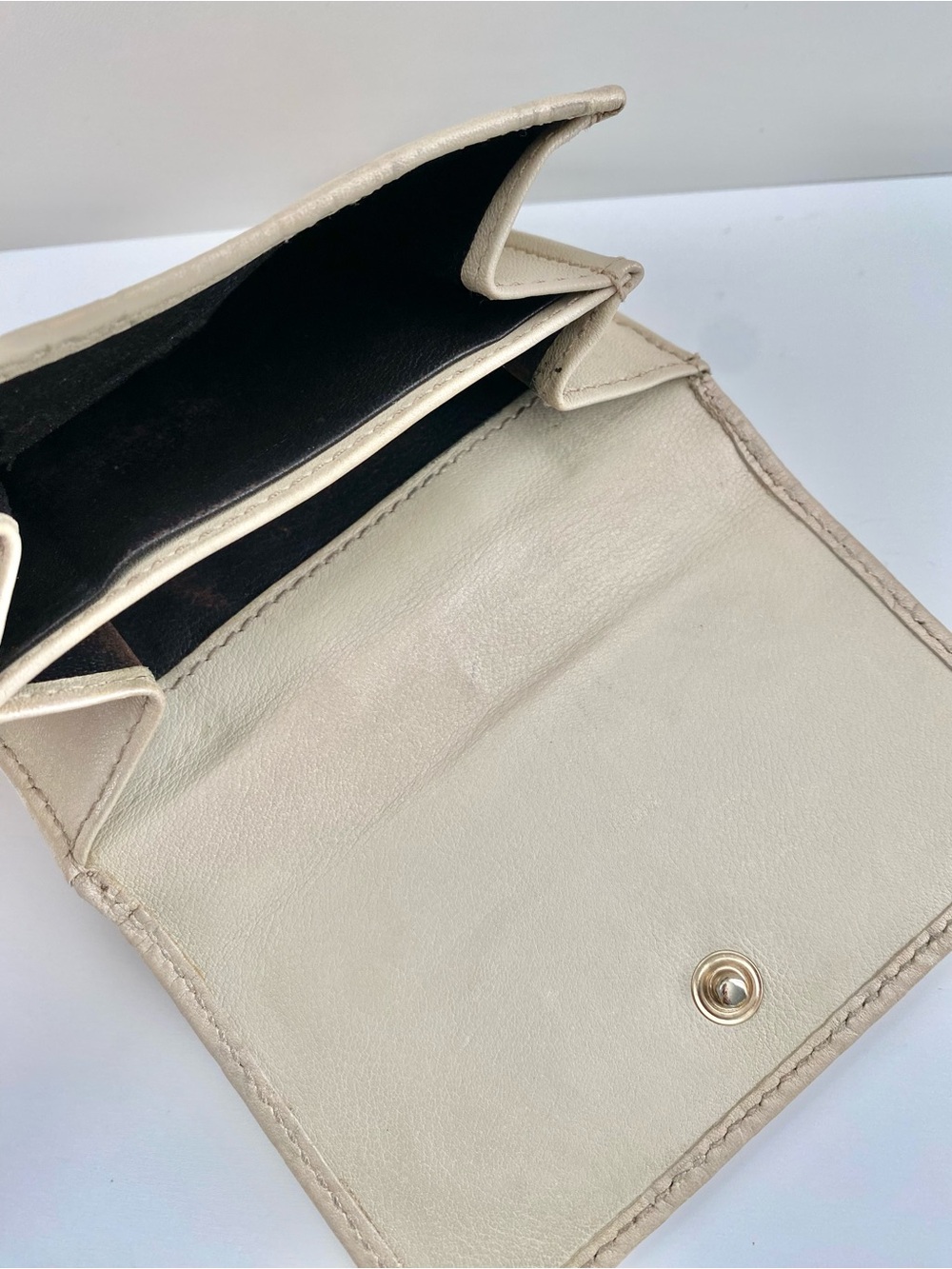 Gucci Cream Embossed GG Heart Logo Compact Wallet - Picture 6 of 11